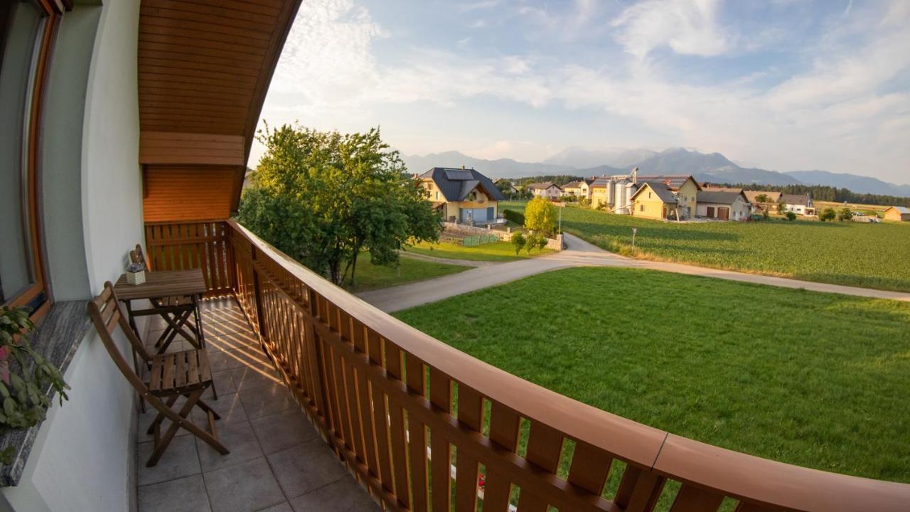 Hisa Na Vrtu Sencur Exterior foto