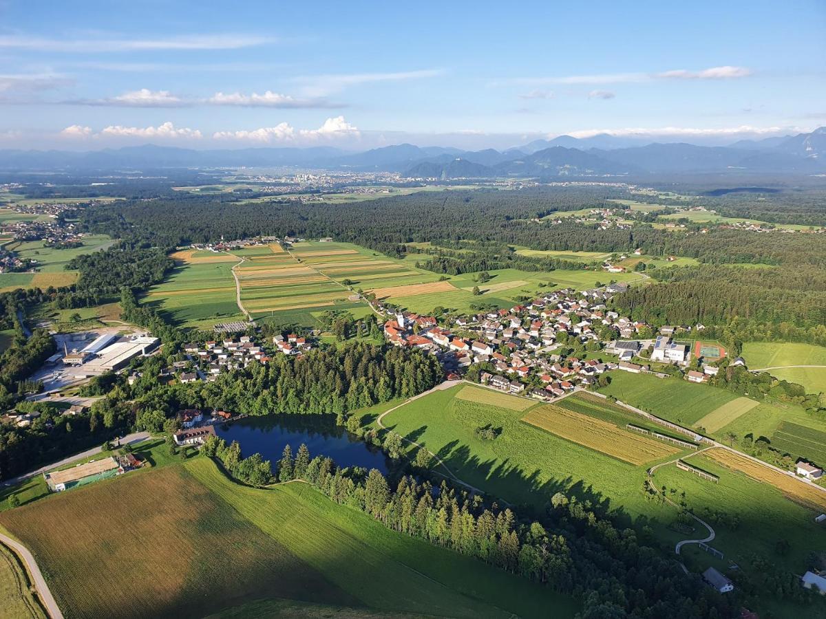 Hisa Na Vrtu Sencur Exterior foto